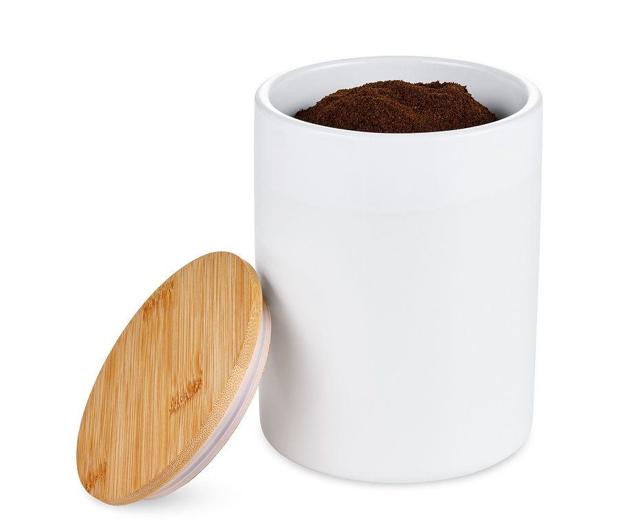 Keramická dóza na kávu, bílá, 500 g, s dřevěným víkem a obsahem kávy.