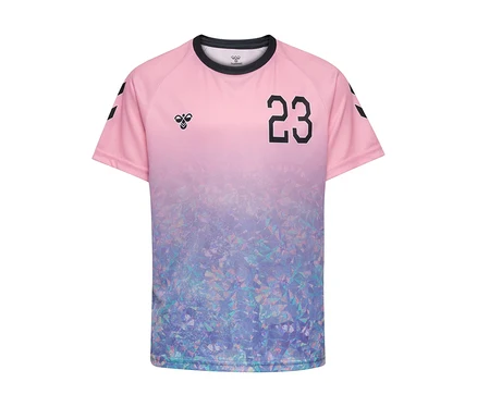 Růžovo-fialové tričko hummel® HMLJR Shimmer T-Shirt S/S s geometrickým vzorem. Horní část je růžová, přecházející do třpytivého fialovo-modrého vzoru. Má černý límec, logo Hummel a číslo 23 na přední straně.