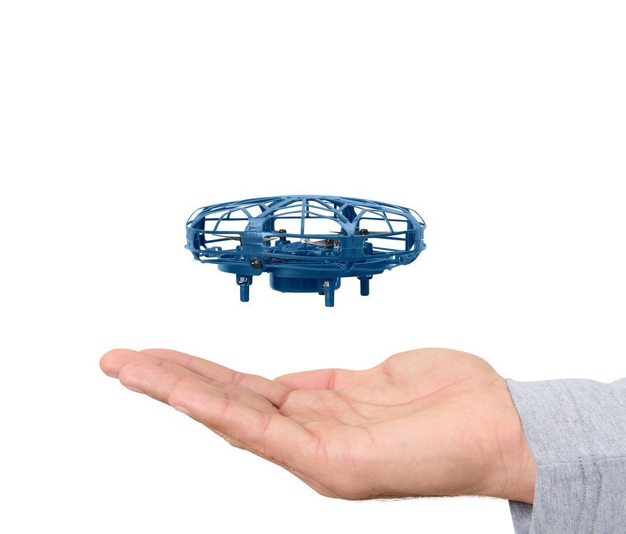 Ruka drží modrý minidron »UFO«.