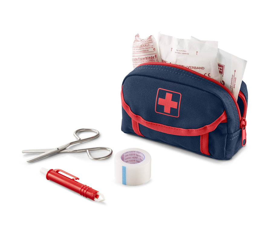 Modrá lékárnička s červeným křížem a červeným lemem, nůžky, náplast a pero.