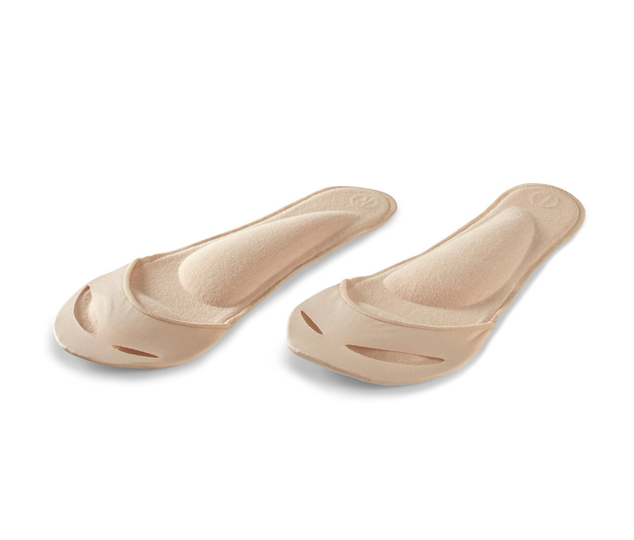 Dvě béžové vložky do bot se stélkou, 1 pár, leží na bílém pozadí.