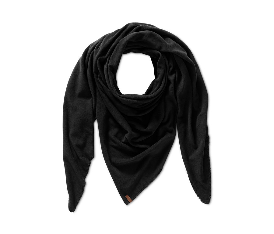 Černá mikrofleecová šála je složená do tvaru trojúhelníku.