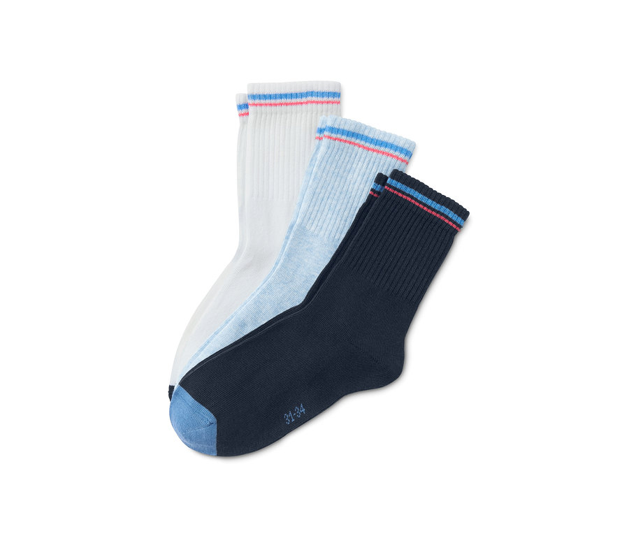 Tři páry sportovních ponožek.