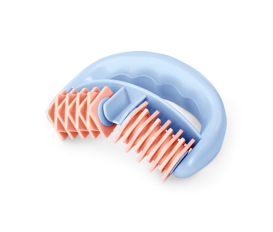 Detail masážní sady proti celulitidě s modrým držadlem a růžovými masážními válečky.