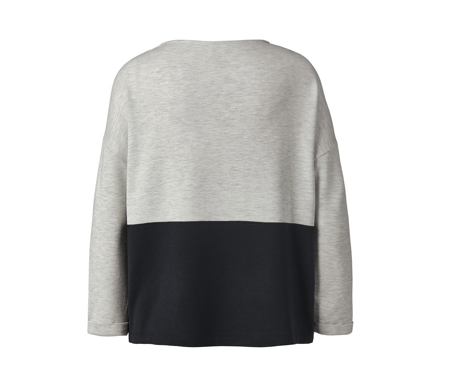 Zadní pohled na domácí soupravu s dlouhým rukávem, šedou horní částí a černým spodkem.