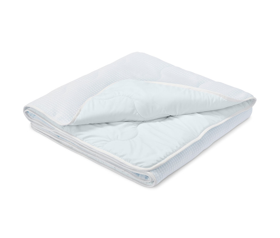 Složená chladivá přikrývka světle modré barvy se světlým lemem.