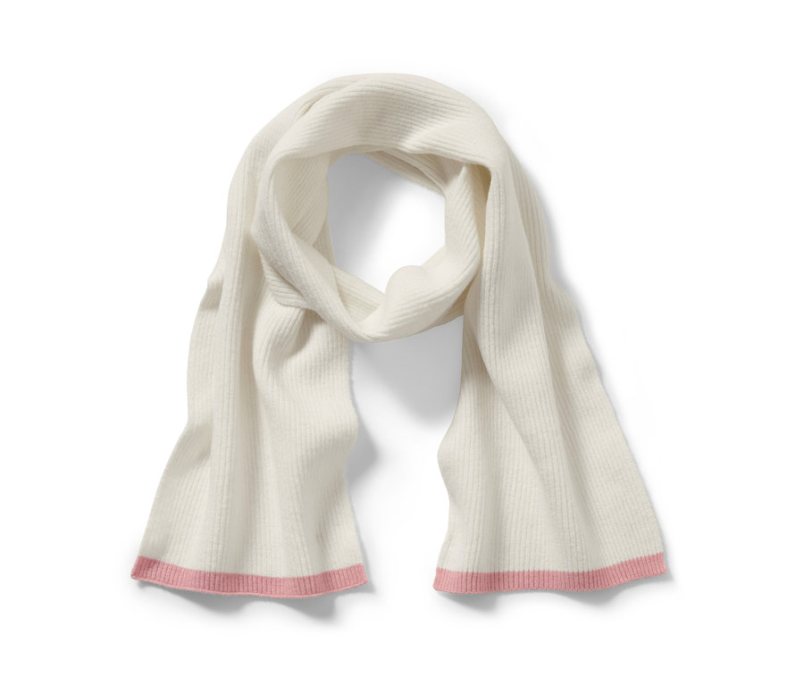 Krémově bílá pletená šála s růžovými konci.
