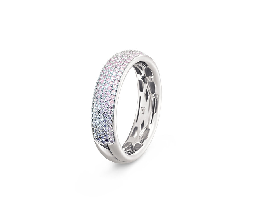 Detailní záběr stříbrného prstenu Premium Collection se zirkony.