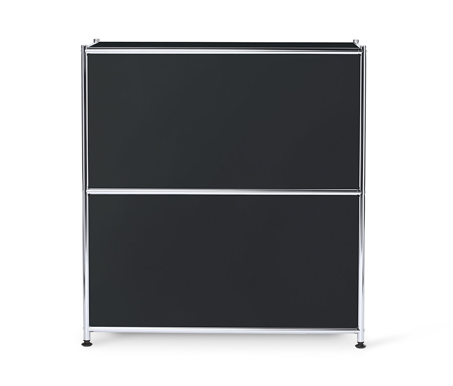 Černá kovová odkládací skříňka CN3 s výklopnými dvířky.