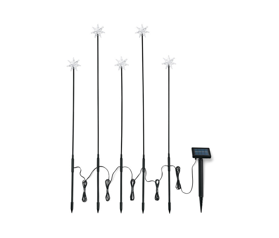 Pět solárních zápichů s hvězdami na černých tyčích a solárním panelem.