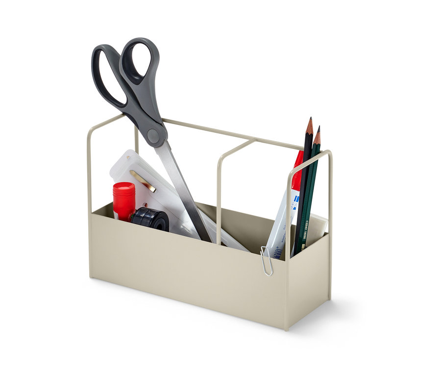 Béžový stojan na kuchyňské náčiní s nůžkami, tužkami a kancelářskými potřebami.