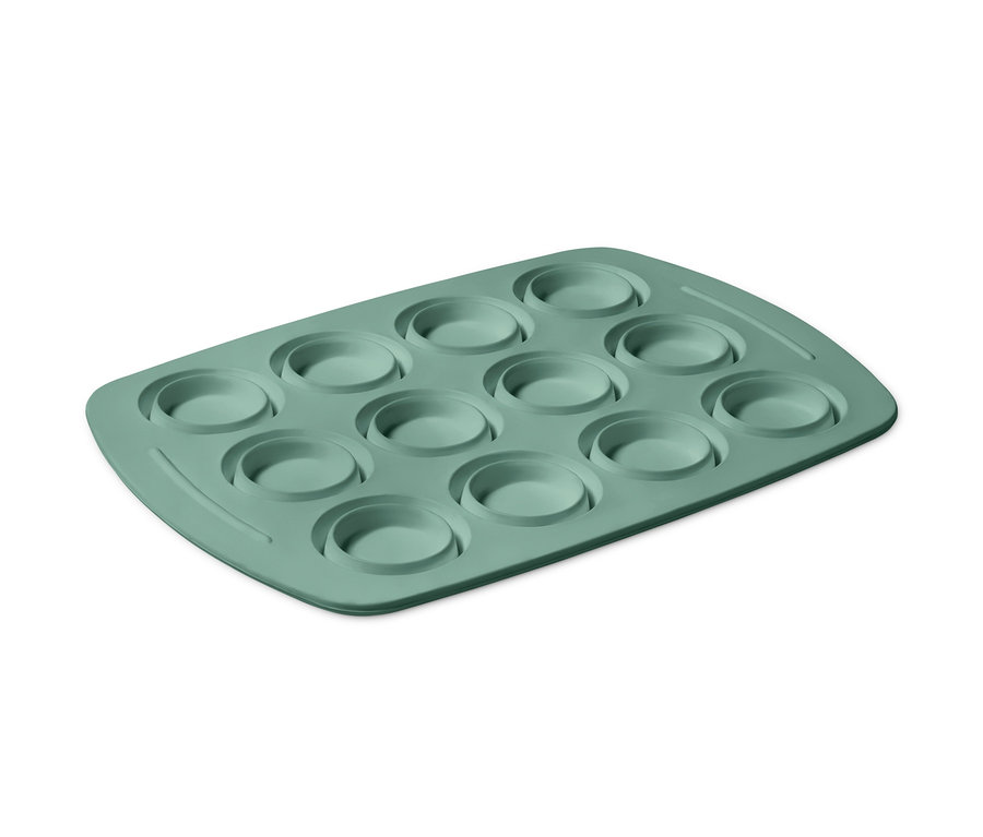 Zelená silikonová forma na muffiny s dvanácti otvory.