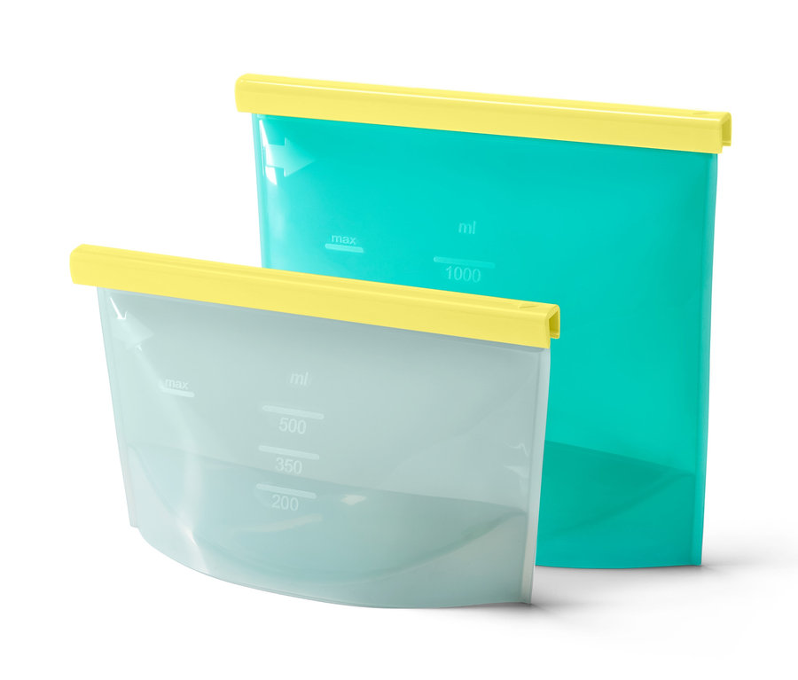 Dva sáčky na potraviny s žlutými uzávěry, jeden zelenomodrý a jeden průsvitný.