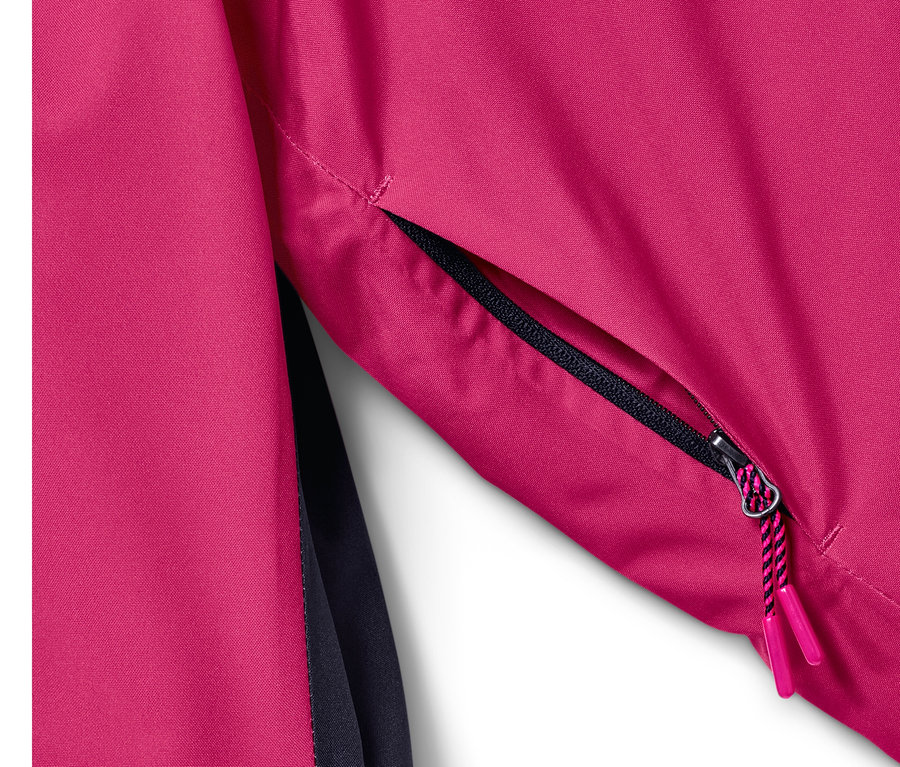 Detail lyžařské bundy s kapsou na zip.