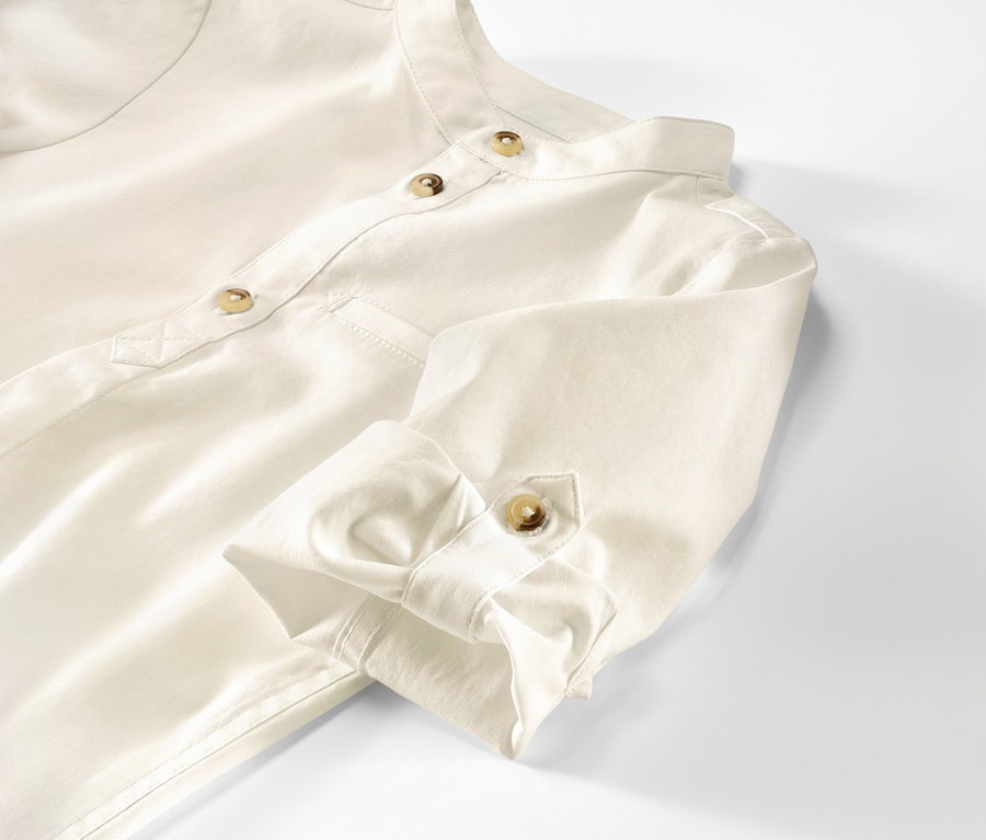 Detail dětské košile ve stylu Oxford s knoflíky.