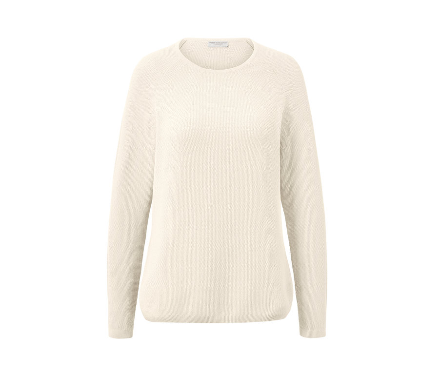 Krémově bílý pletený svetr.