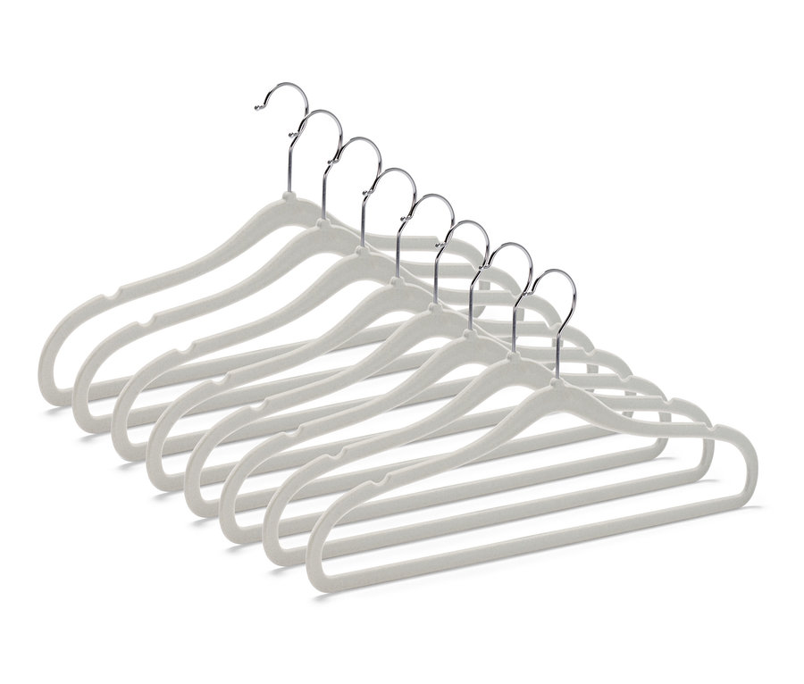 Osm extra úzkých ramínek na šaty v šedé barvě s kovovými háčky.