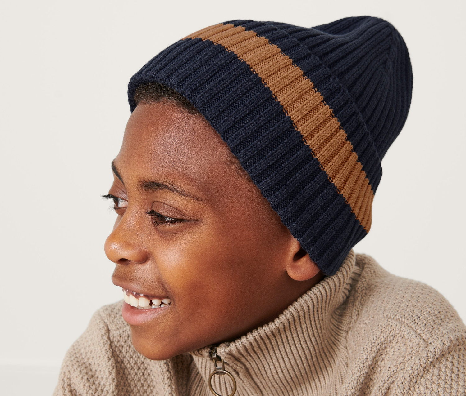 Chlapec má na sobě pletenou čepici.