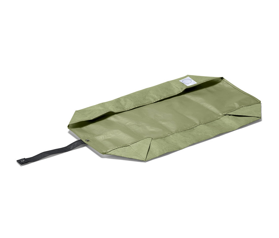 Zelená podložka na sázení s černým popruhem leží na bílém pozadí.