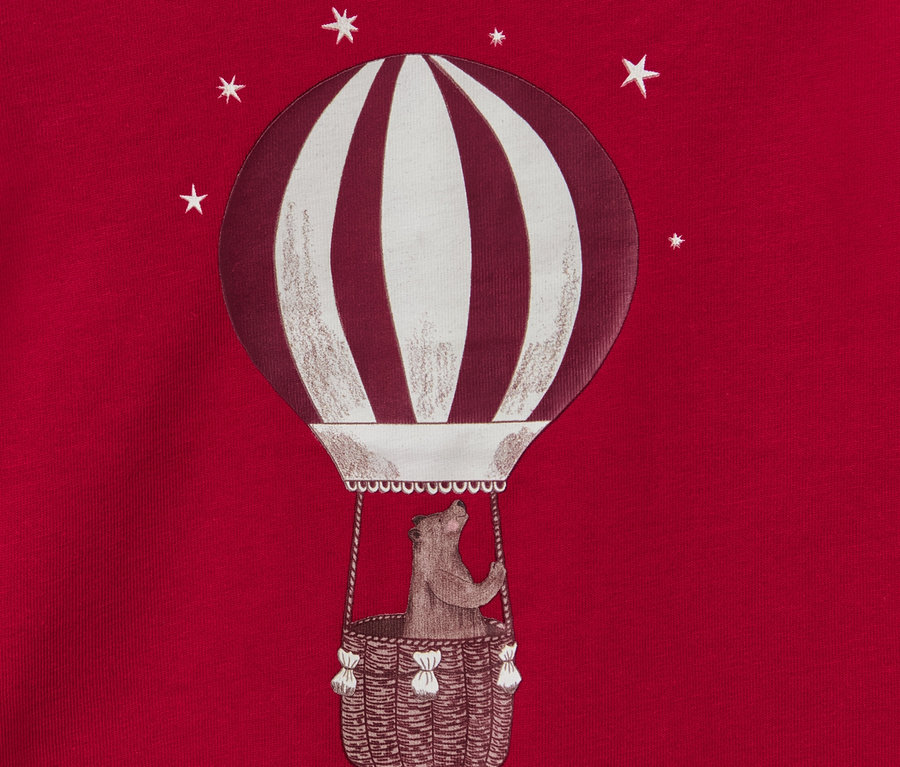 Obrázek červeného dětského pyžama »Balón«, glow in the dark s medvědem v horkovzdušném balónu.