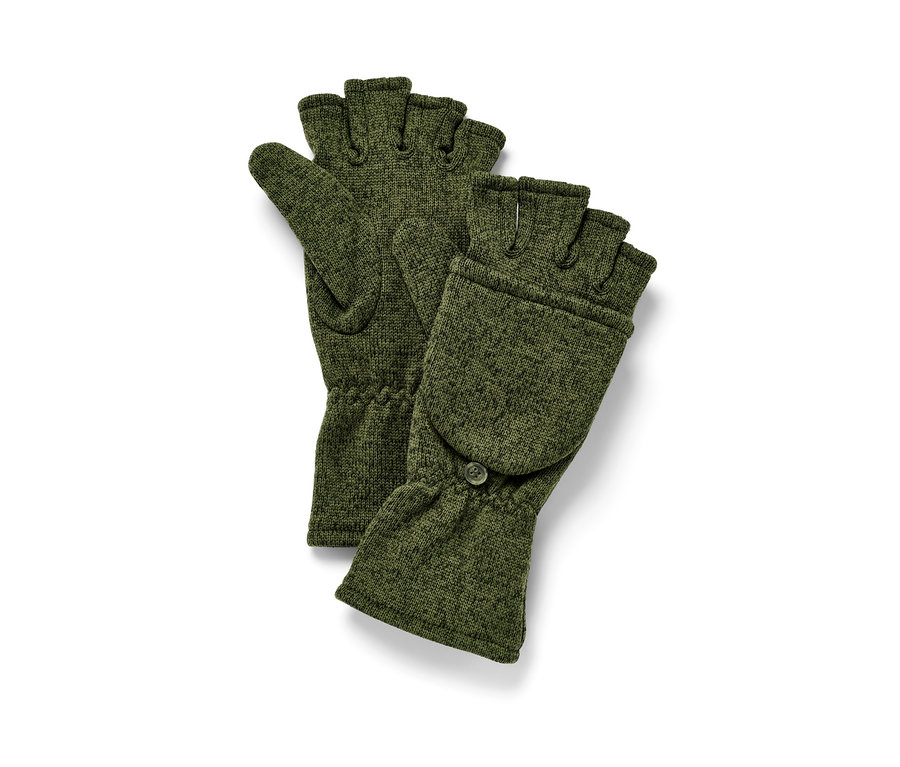 Dvě khaki pletené fleecové odklápěcí palčáky leží vedle sebe.