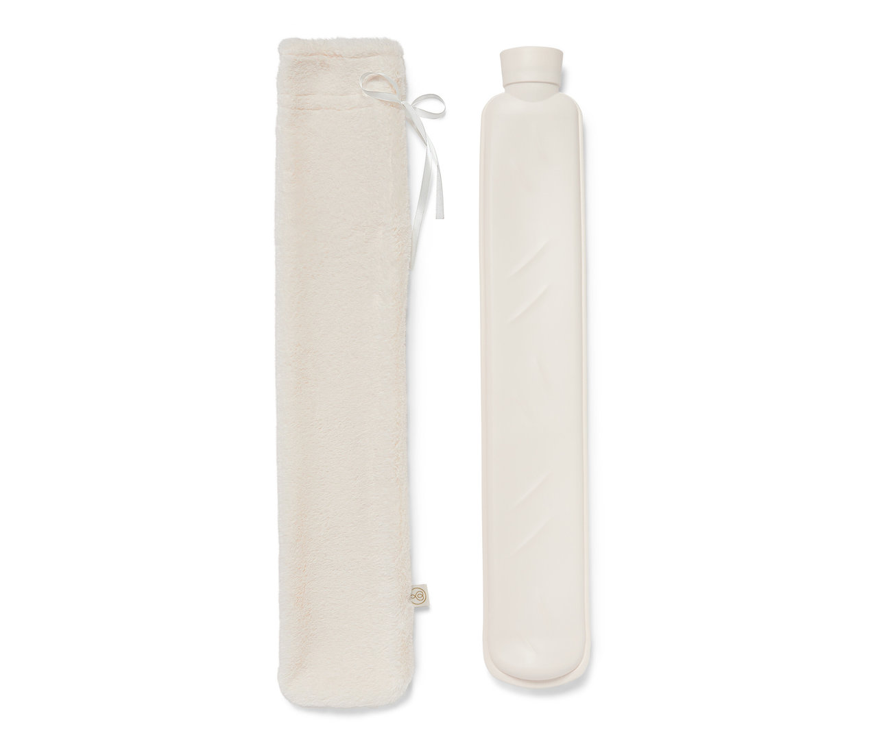 Dlouhý termofor a plyšový obal leží vedle sebe.
