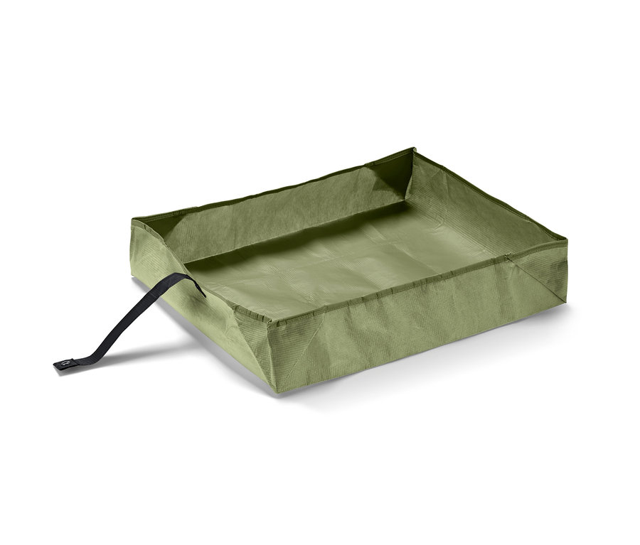 Zelená podložka na sázení s černým popruhem leží na bílém pozadí.