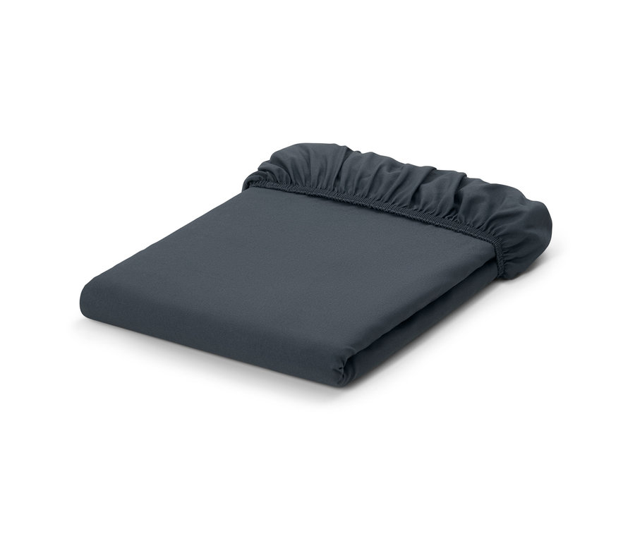 Složené napínací prostěradlo z mikrovlákna v šedé barvě.