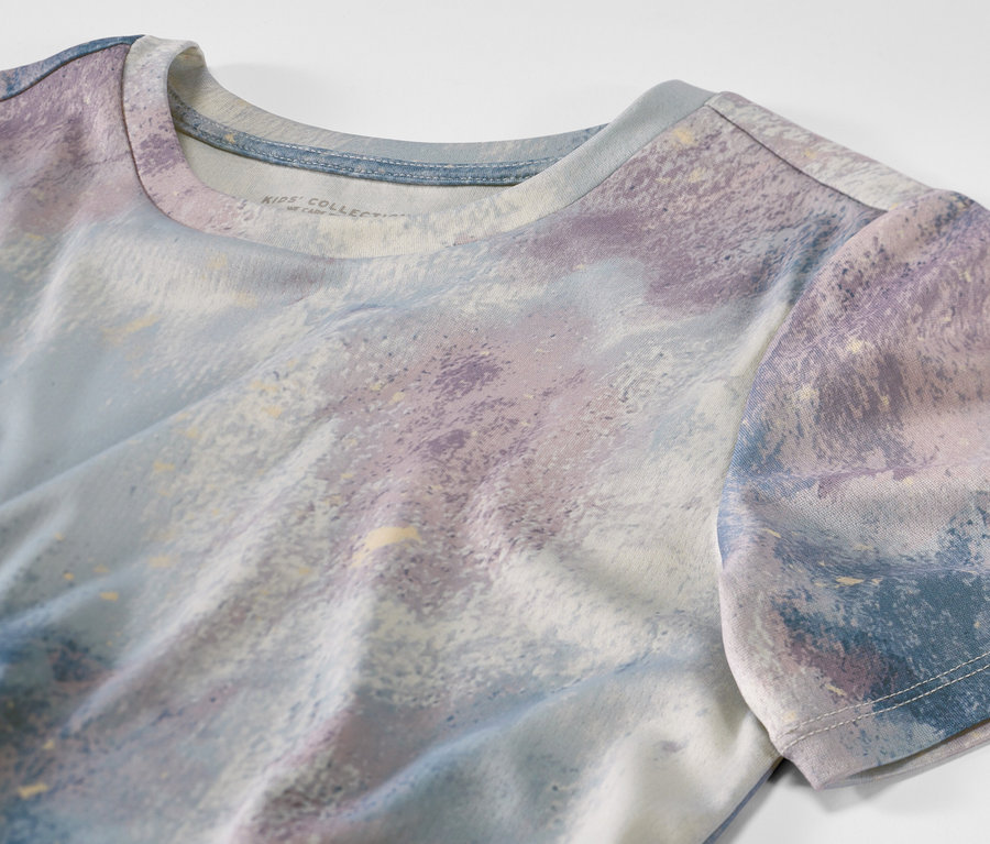 Detail dětského sportovního trička, 2 ks, s abstraktním barevným vzorem.