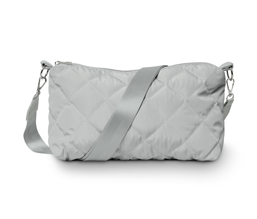 Světle šedá prošívaná kabelka přes rameno s popruhem.