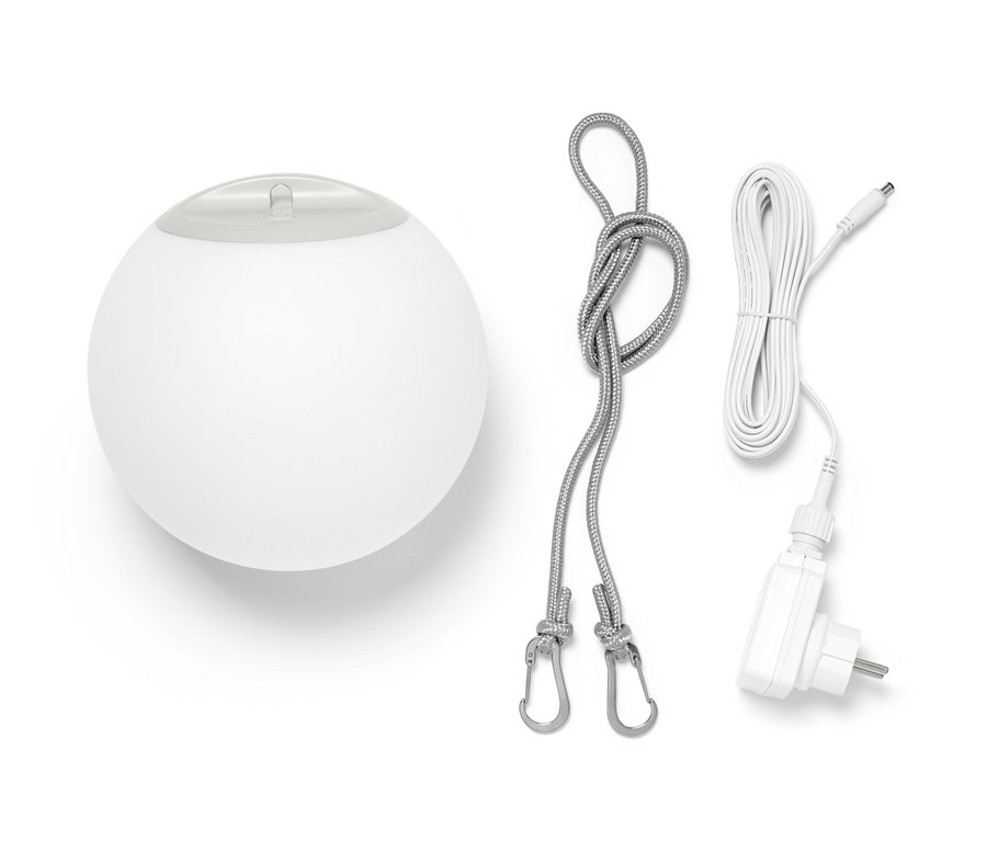Bílé LED závěsné svítidlo na dobíjecí baterie s nabíjecím kabelem a šňůrkou.