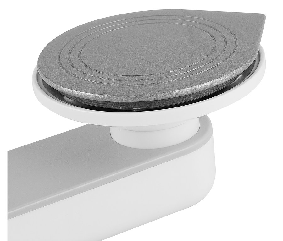 Detail akumulátorové žehličky v šedé a bílé barvě.