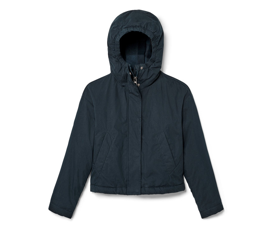 Tmavě modrá dětská bunda na přechodné období s kapucí, na bílém pozadí.