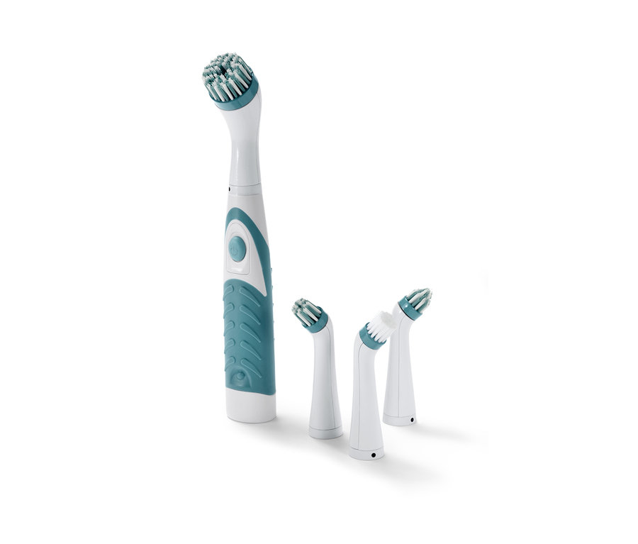 Elektrický čisticí kartáč s několika nástavci.