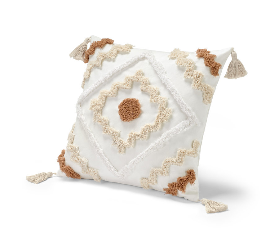 Bílý dekorační polštář cca 50 x 50 cm s geometrickým vzorem a střapci v rozích.