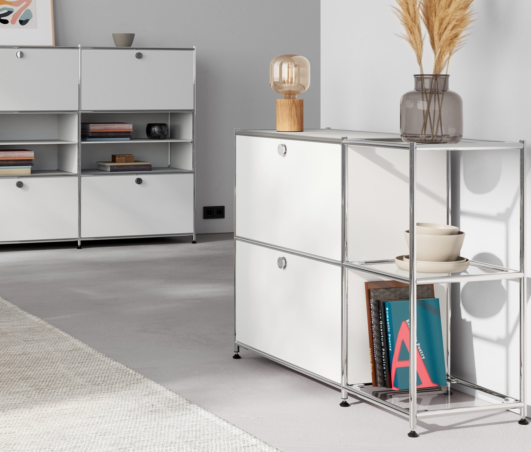 Obývací pokoj se stolní lampičkou ze dřeva na kovové komodě »CN3« se 4 výklopnými dvířky, bílá. Žlutý kovový odkládací stolek »CN3« s výklopnými dvířky.