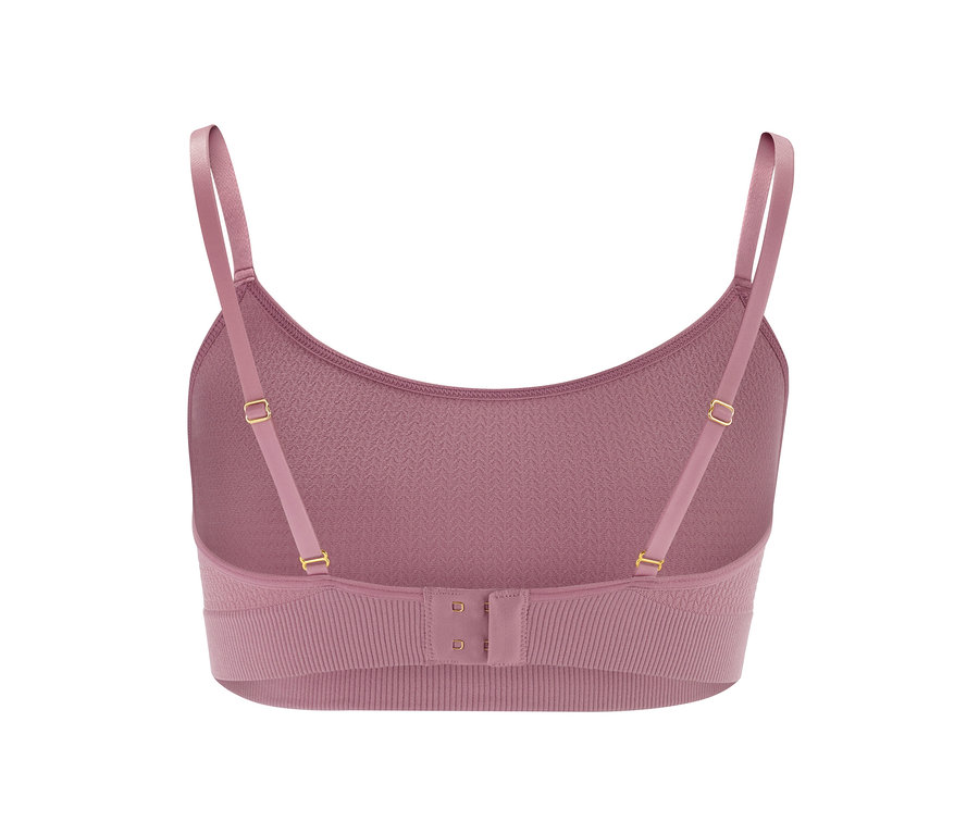 Detail zadní strany strukturované bezešvé podprsenky.