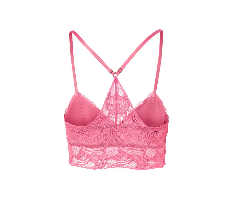 Detail růžové krajkové podprsenky.