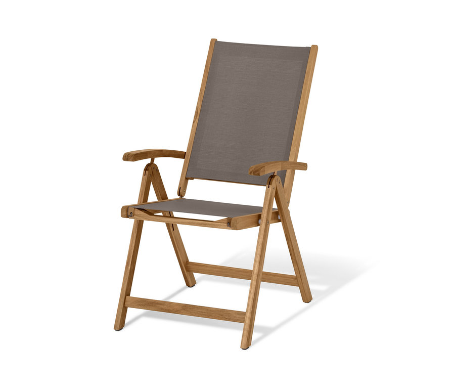 Skládací vysoké křeslo »Lenja« s nastavitelným opěradlem, vyrobené ze dřeva a textilu.