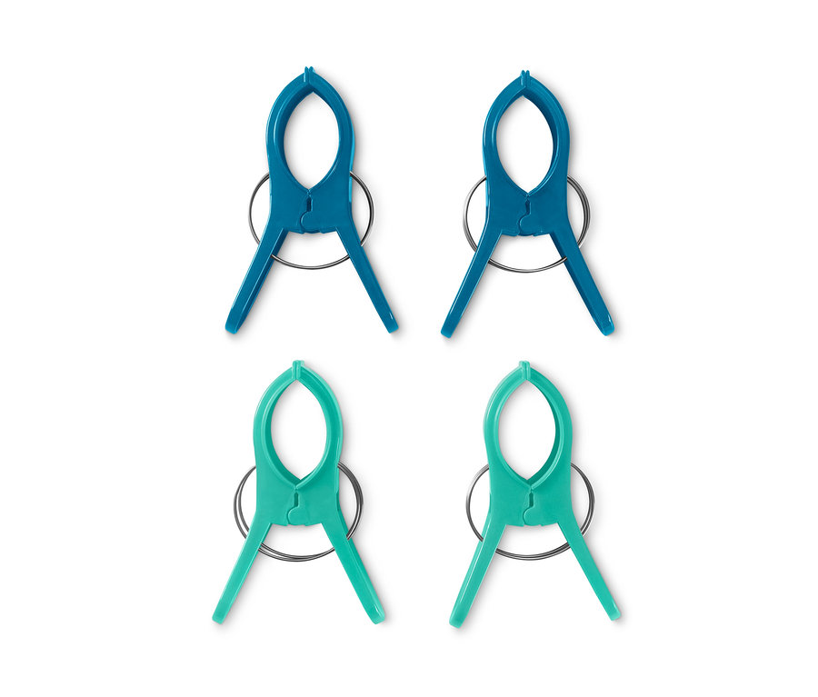 Čtyři kolíčky na ručníky: dva modré a dva zelené.