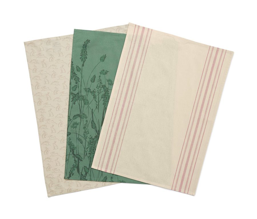 Tři utěrky na nádobí: jedna s potiskem králíků, jedna se zeleným potiskem trávy a jedna s růžovými pruhy.