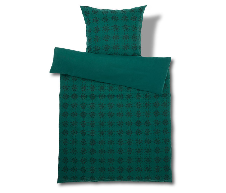 Pohled shora na soupravu flanelového povlečení Biber-Bettwäsche ve velikostech Übergröße, Normalgröße a Doppelgröße v zelené barvě se vzorem.