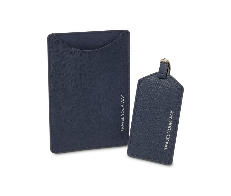 Modré pouzdro na cestovní pas a visačka na zavazadlo s nápisem TRAVEL YOUR WAY.