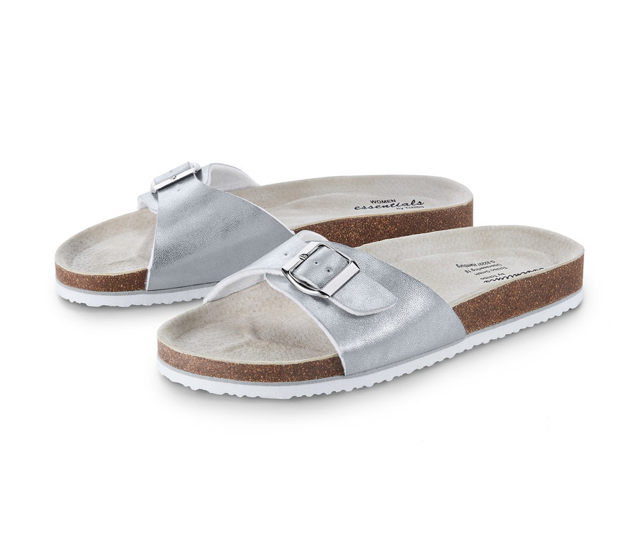 Dva stříbrné metalické sandály na korkové podrážce.