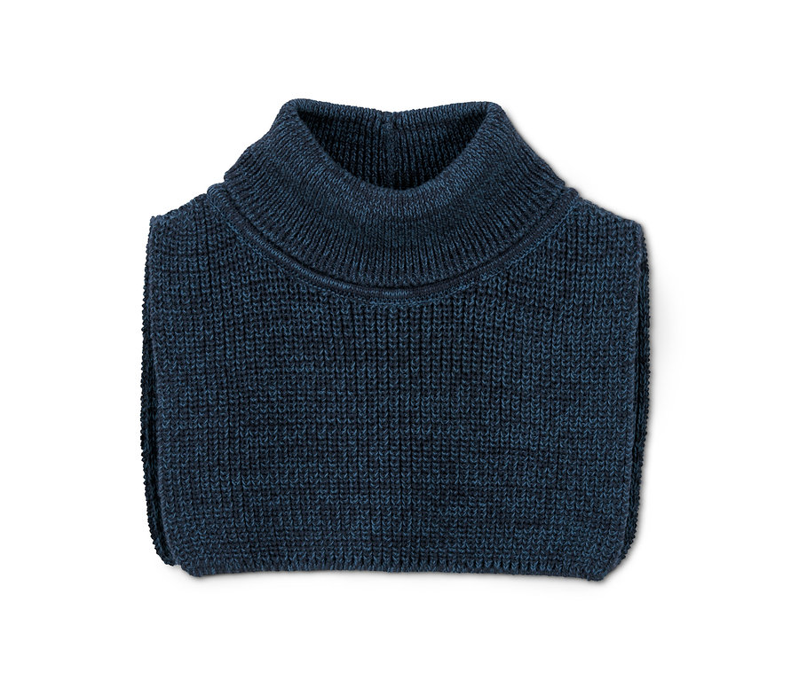 Srolovaný bavlněný rolákový šál tmavě modré barvy.