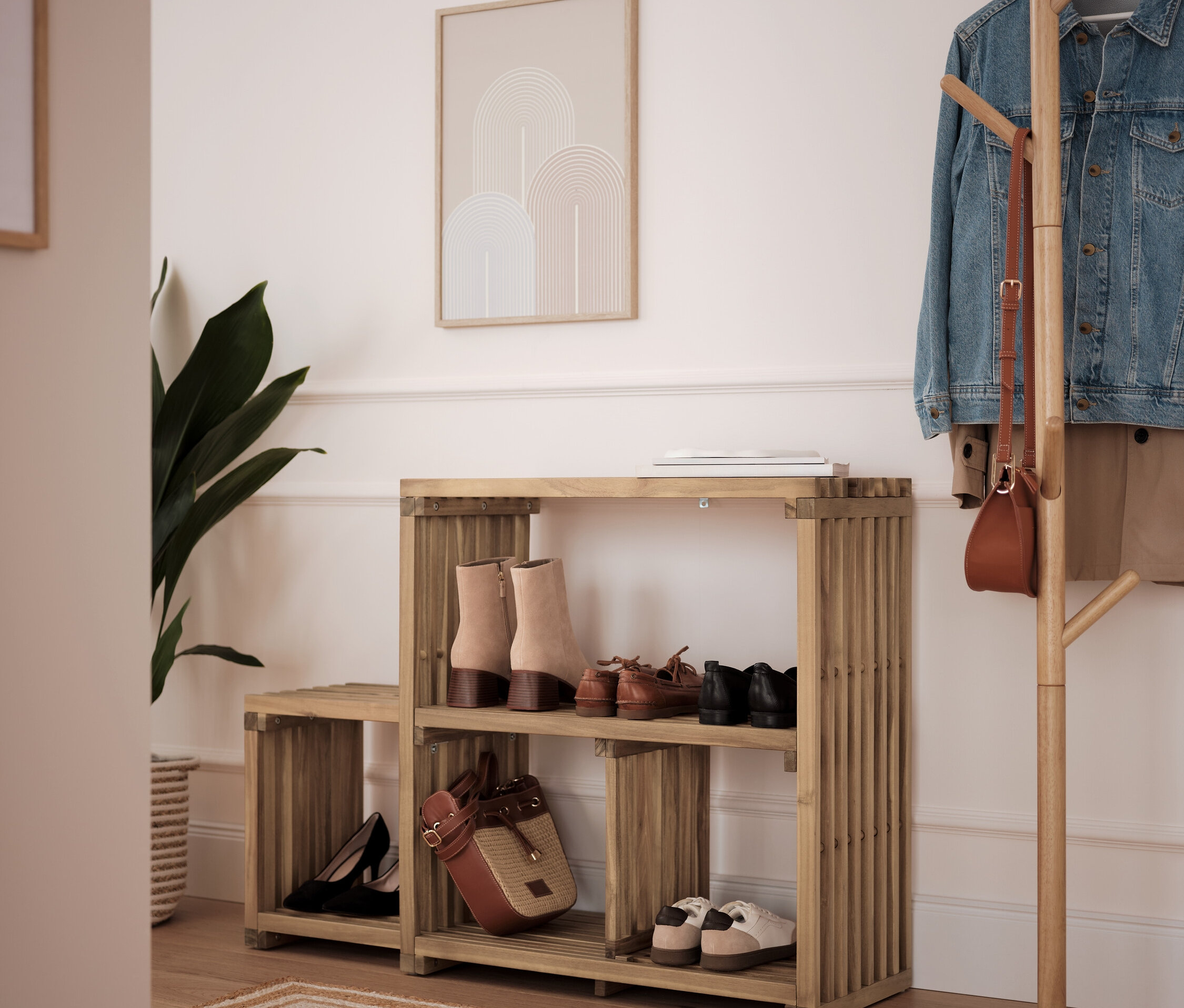 Botník z bambusu se dvěma policemi s botami a kabelkou, vedle stojí věšák na kabáty.