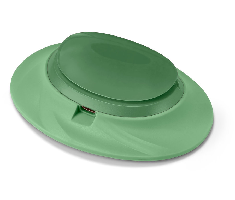 Zelený dávkovač mýdla na bílém pozadí.