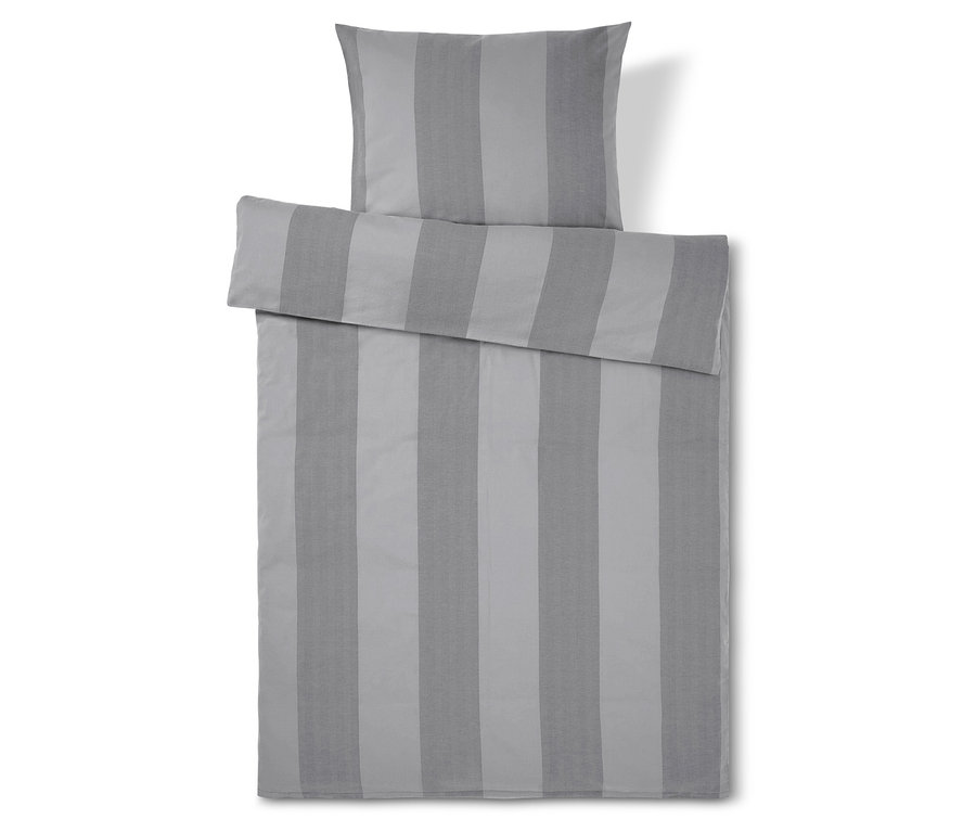 Pruhované povlečení v šedé barvě s polštářem nahoře.