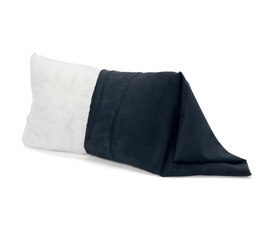 Bílý kempingový polštář srolovaný do tmavě modré deky.