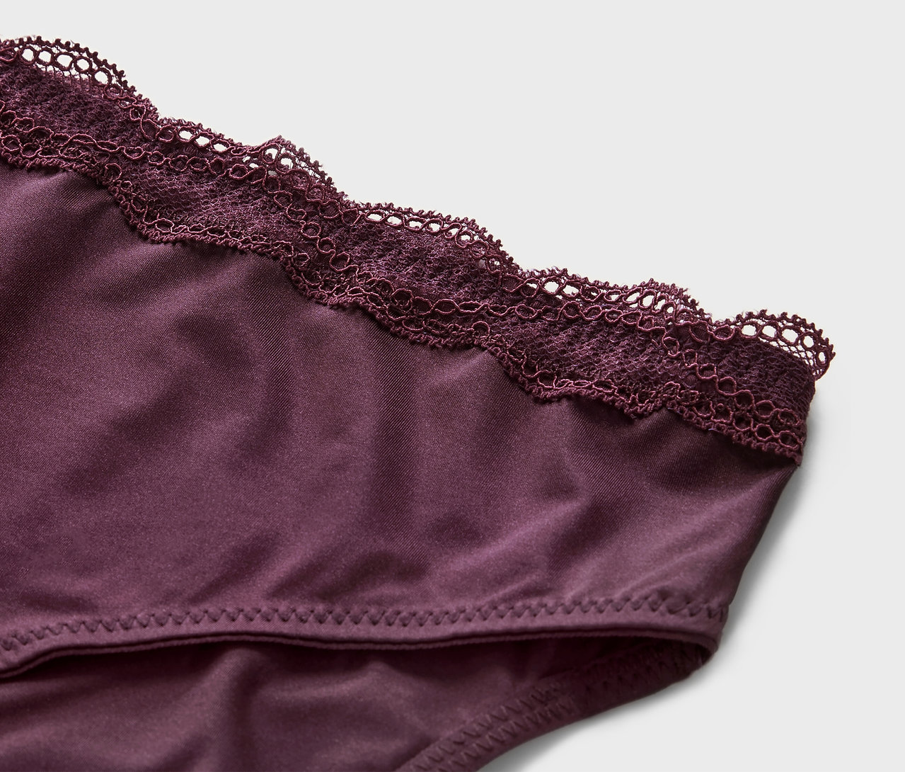 Detail fialových kalhotek Kalhotky 5 ks s krajkou.